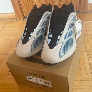 YEEZY 700 V3 KYANITE (NWT) (Size 10.5)